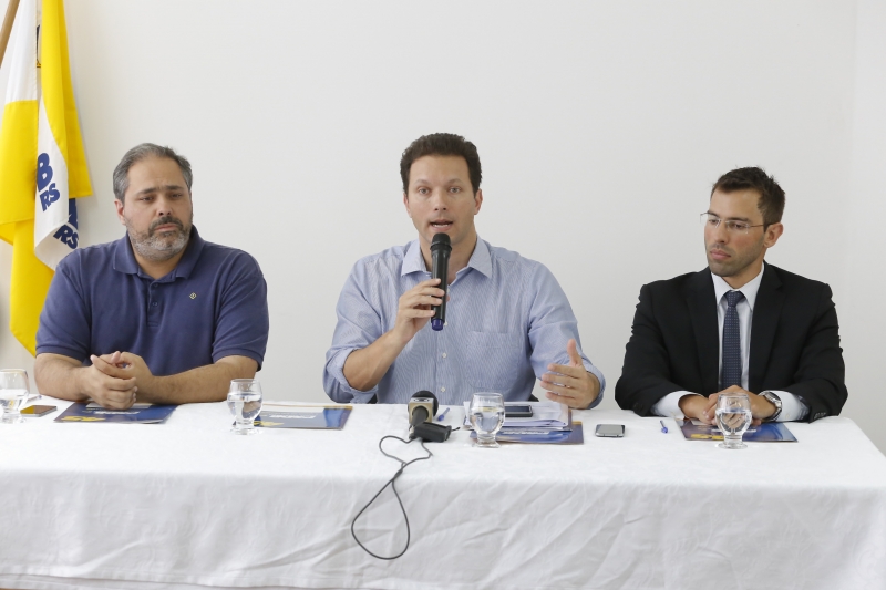 Nelson Marchezan Júnior (c) diz que boletos com novo desconto serão enviados até o dia 3 de janeiro