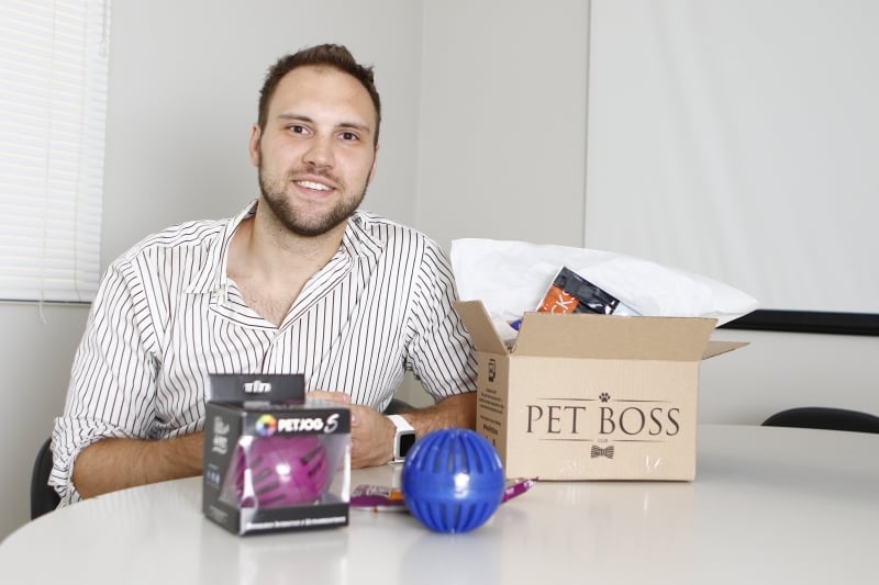 Artur, s&oacute;cio da PetJog: 's&oacute; pegamos produtos realmente consagrados' Foto: FREDY VIEIRA/JC
