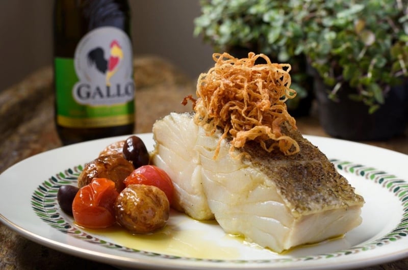 Bacalhau confitado com batatinhas ao murro e cebolas douradas
