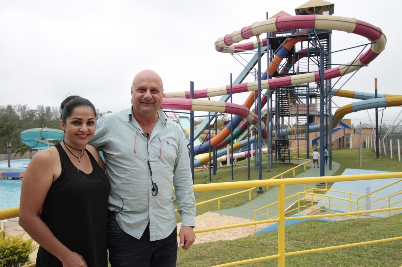 C&eacute;lio, ao lado da esposa, Val&eacute;ria, desenvolve os pr&oacute;prios brinquedos da estrutura, que fica a 35km da Capital Foto: JONATHAN HECKLER/JC
