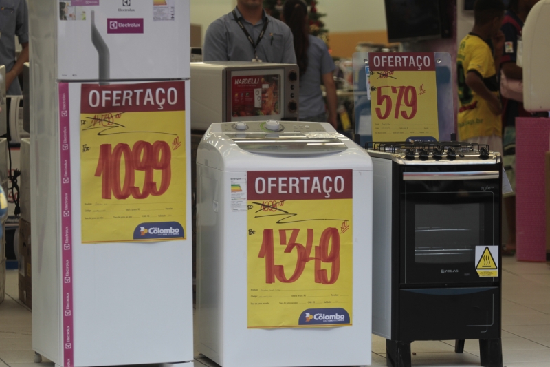 A linha branca é composta por eletrodomésticos considerados essenciais em uma casa, que inclui fogão, geladeira e máquina de lavar roupa