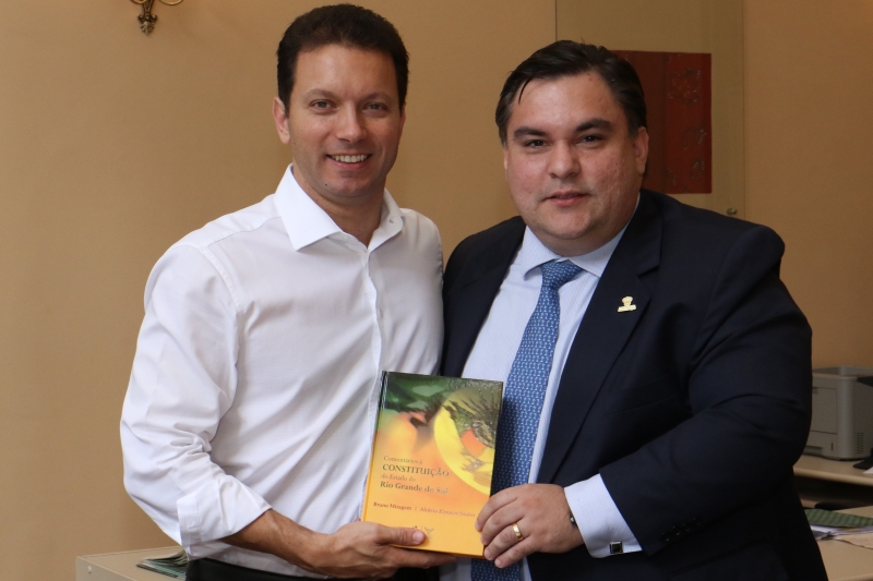 Alagamento na avenida Volunt&aacute;rios da P&aacute;tria dificultou o tr&acirc;nsito na regi&atilde;o