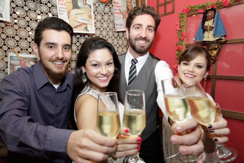 Equipe Gera&ccedil;&atilde;oE em comemora&ccedil;&atilde;o ao anivers&aacute;rio de um ano do caderno Foto: CASSIANA MARTINS/JC