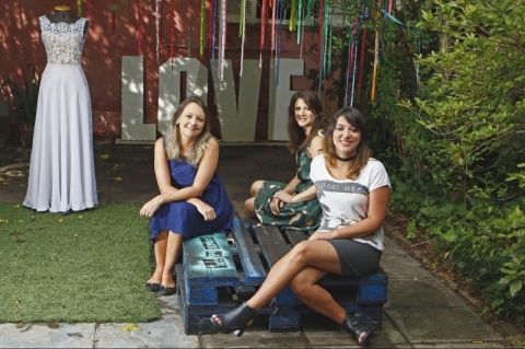 Jana&iacute;na Pasin, La&iacute;s Ribeiro e Nat&aacute;lia Pegoraro s&atilde;o s&oacute;cias na startup O Amor &eacute; Simples, que produz e vende vestidos de noiva mais em conta pela internet
