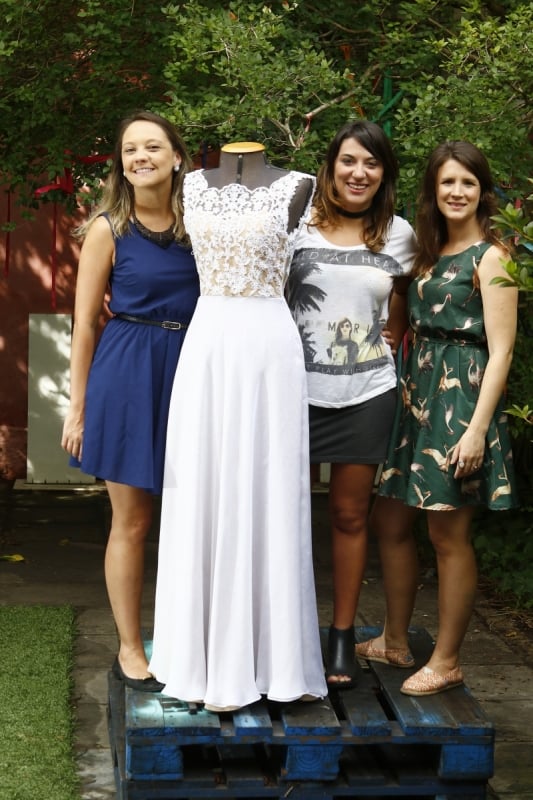 Jana&iacute;na Pasin Azul), administradora de empresas, La&iacute;s Ribeiro (branco) e Nat&aacute;lia Pegoraro(verde), rela&ccedil;&otilde;es p&uacute;blicas. As amigas s&atilde;o s&oacute;cias na startup O Amor &eacute; Simples, Foto: FREDY VIEIRA/JC
