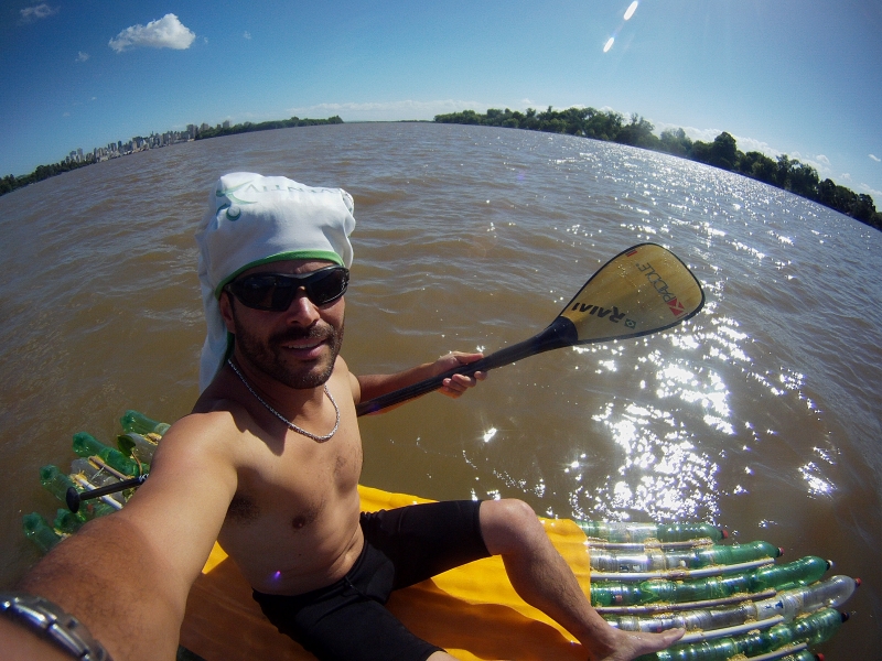 Leandro, que d&aacute; aulas de SUP, ensina crian&ccedil;as a fazer pranchas de PET Foto: ARQUIVO PESSOAL/Divulga&ccedil;&atilde;o/JC