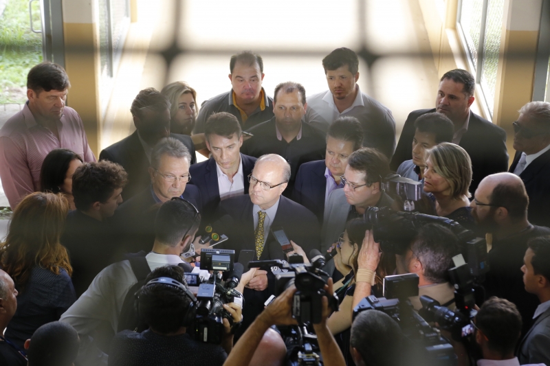 Schirmer (c) prometeu entregar complexo prisional na metade do ano