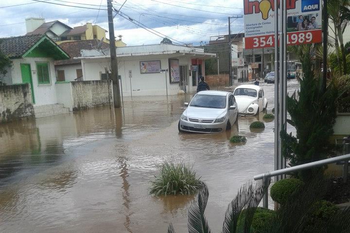 Ruas da cidade de Rolante amanheceram alagadas mostrando o tamanho da enxurrada