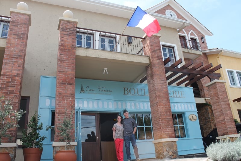 Mariane Onraef e Fr&eacute;d&eacute;ric Onraef, casal propriet&aacute;rio da Casa Francesa, em frente ao estabelecimento em Canela. Foto: NI&Aacute;GARA BRAGA/ESPECIAL/JC