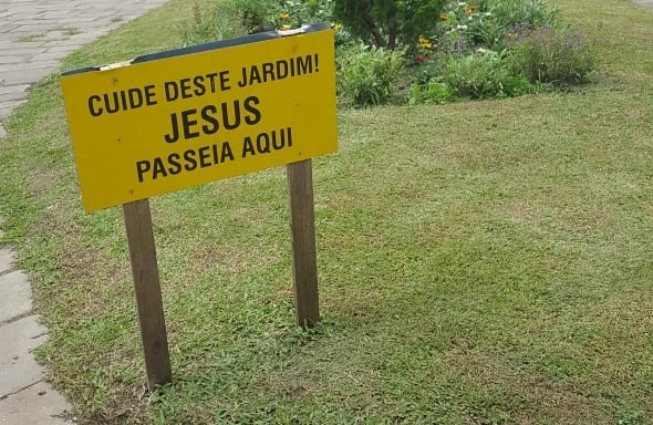 Placa na grama com recado bem humorado