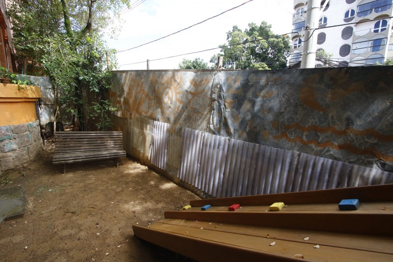 Área onde muro foi demolido está coberta por tapumes desde agosto