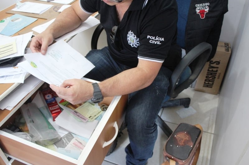 Policiais apreenderam documentos, um simulacro de arma e um jetski nas empresas