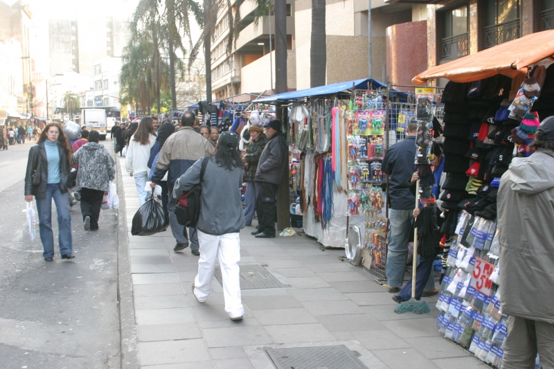 Em um trimestre, mais 803 mil pessoas passaram a atuar como trabalhadores informais