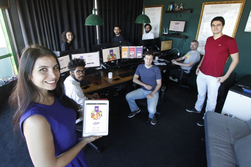 Juliana Ferreira (esq.) e Pedro Goidanich (dir.), CEOs do aplicativo Joyz com a equipe da Aioria Foto: MARCELO G. RIBEIRO/JC
