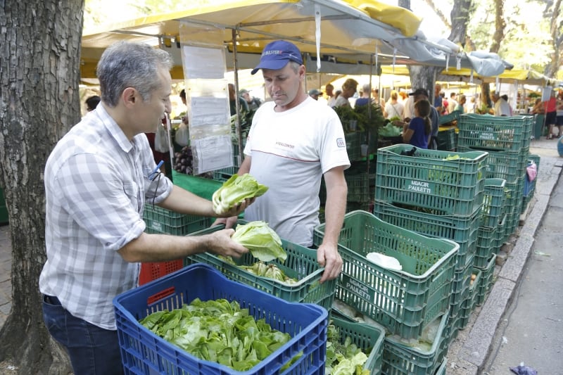 Entre as formas de buscar seus produtos, o empreendedor faz compras na feira de org&acirc;nicos da Reden&ccedil;&atilde;o Foto: CLAITON DORNELLES/JC