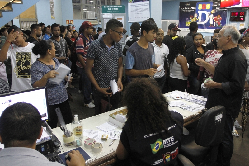 Ansiedade e expectativas das pessoas buscam trabalho em posto do Sine em Porto Alegre  