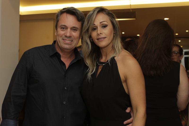 Marcelo Becker e Eliane Back brindando a mudança de idade
