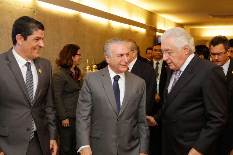 Afif Domingos (direita, com Temer), presidente do Sebrae, diz que negocia derrubada de veto