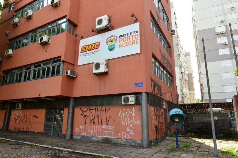 O prédio, que fica na avenida Osvaldo Aranha, está em estado precário de conservação e com dívidas deixadas pela gestão passada