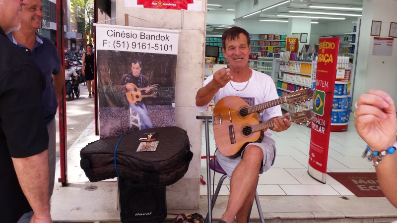 Cinésio Bandok consegue extrair um som interessante num dois em um (bandolim e violão)