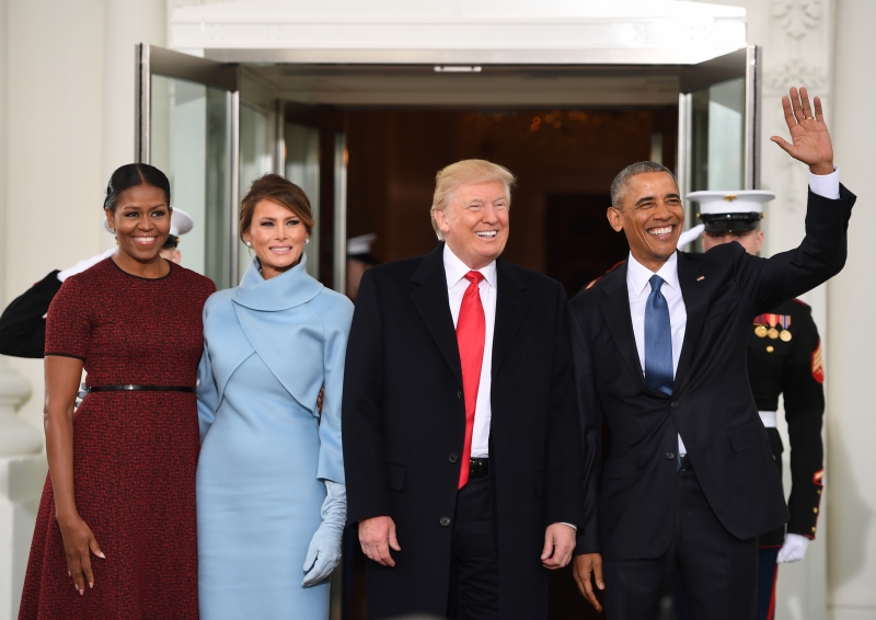 O presidente dos EUA, Barack Obama, e a primeira-dama, Michelle Obama, deixaram a Casa Branca, em Washington (DC), juntamente com Donald Trump e sua esposa, Melania Trump.

