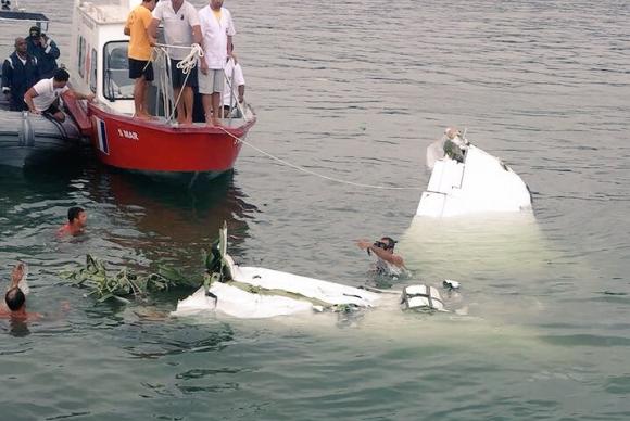 Um homem e uma mulher foram retirados dos destroços submersos do avião