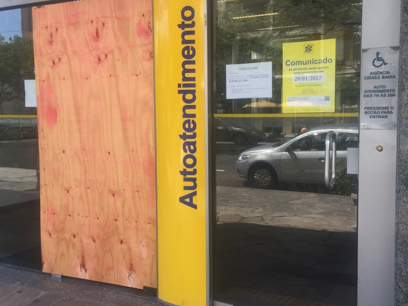 Agência na Venâncio Aires, na Capital, já tinha aviso de que iria fechar dia 20