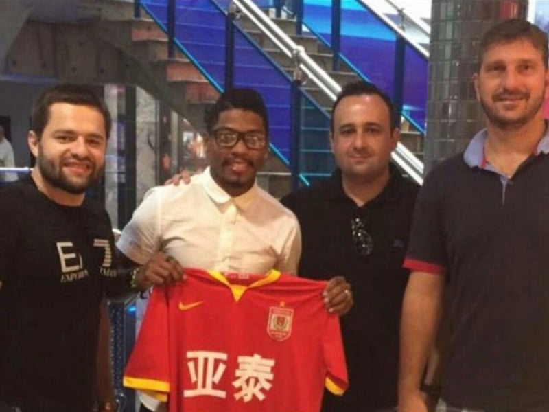 Clube chinês divulgou foto nas redes sociais de seu novo atacante