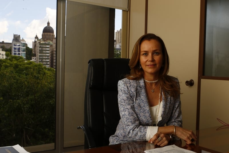 Deborah Villela comanda um programa de r&aacute;dio que estimula o empreendedorismo  Foto: FREDY VIEIRA/JC