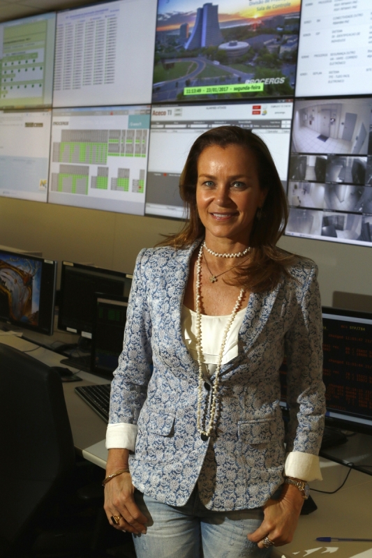 Deborah Villela comanda um programa de r&aacute;dio que estimula o empreendedorismo  Foto: FREDY VIEIRA/JC