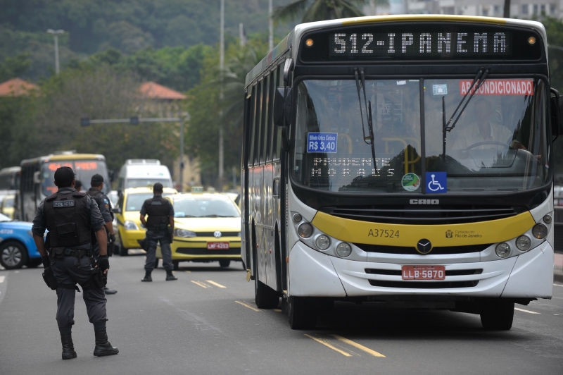 Menos da metade dos veículos que circulam na capital do Rio de Janeiro são climatizados