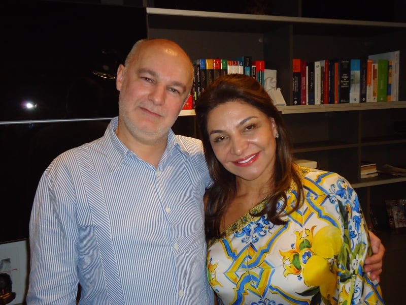 O curador Franck James Marlot com Elaine Deboni, diretora do Pop Center