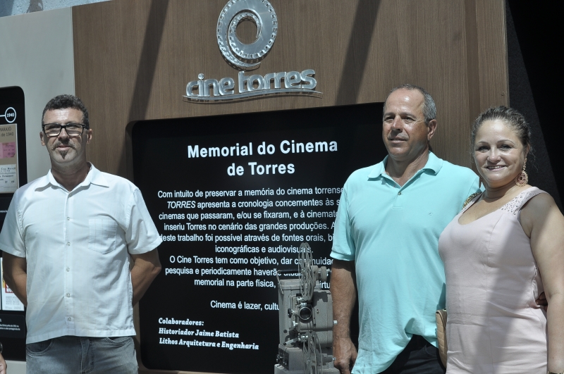 O historiador Jaime Batista (esquerda) e o casal Carlos e Carmen Zanette, proprietários do Cine Torres
