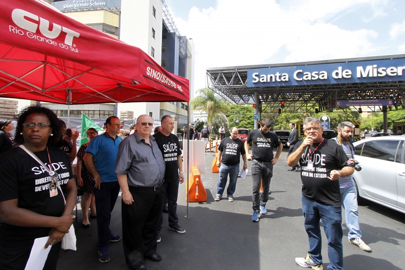 Profissionais da saúde apareceram para protestar nas trocas de turno