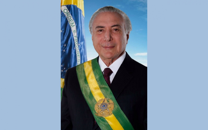 Em foto oficial, Temer aparece em montagem com céu azul e a bandeira do Brasil ao fundo