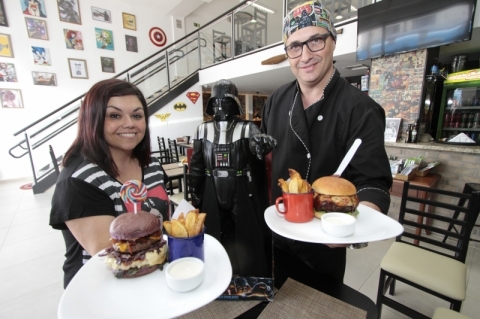Fabiane e F&aacute;bio s&atilde;o os donos da Bomba Burguer