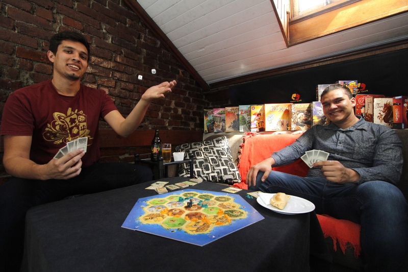 Lucas e Wyllian Hossein tocam o Lends Club, clube de jogos de tabuleiro da Capital   Foto: MARCELO G. RIBEIRO/JC