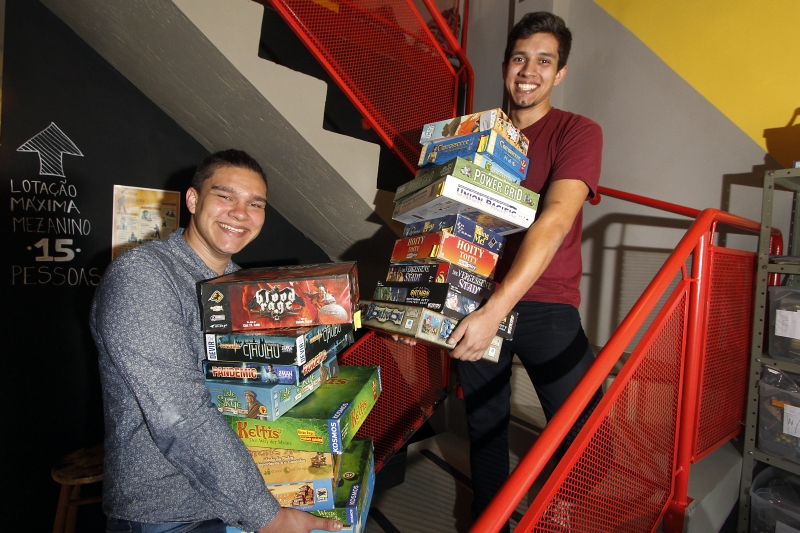 Gera&ccedil;&atilde;oE 
entrevista com Lucas (de camiseta vermelha) e William Hossein sobre neg&oacute;cios voltados para os nerds, na Lends Club, clube de jogos de tabuleiro.  Foto: MARCELO G. RIBEIRO/JC