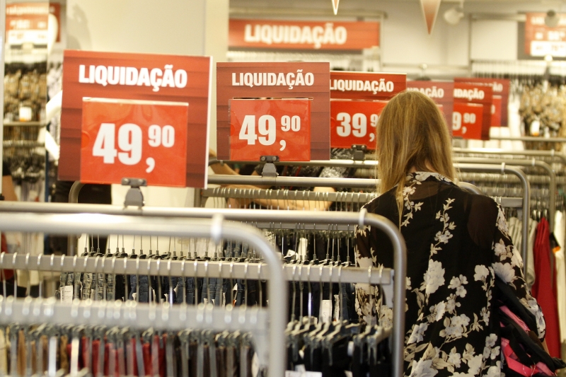 Na comparação com março de 2016, vendas do varejo tiveram baixa de 4%