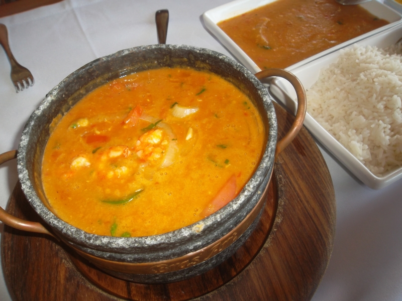 A moqueca de camarões com arroz e pirão custa R$ 107,00