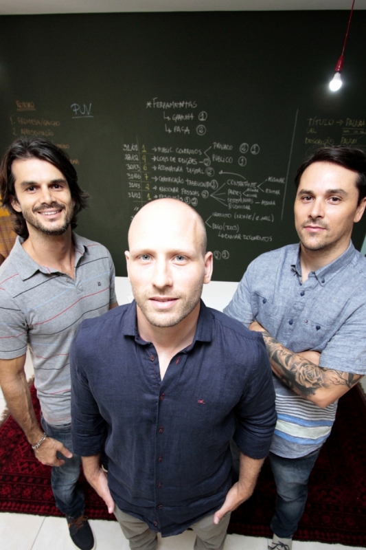 S&oacute;cios criadores do Est&uacute;dio Legal, que busca orientar jovens empreendedores a validar suas ideias junto ao mercado por meio de estrat&eacute;gia de gest&atilde;o por inova&ccedil;&atilde;o.  Foto: JONATHAN HECKLER/JC