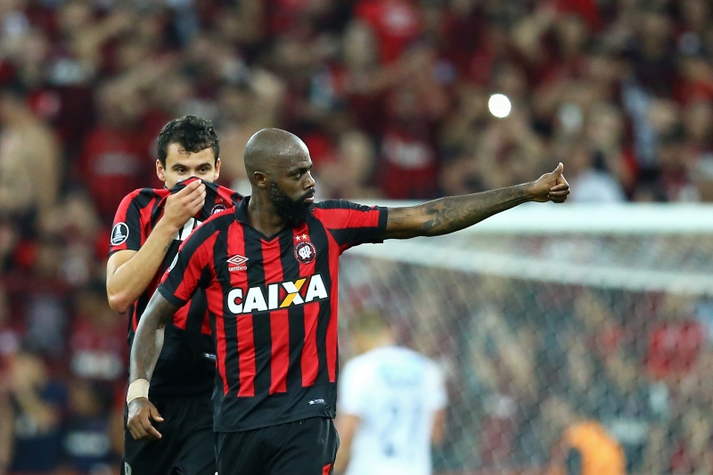 O centroavante Grafite (d) foi o autor do gol da vitória atleticana