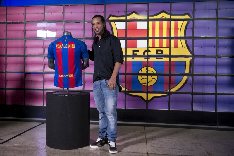  O Barcelona também informou que Ronaldinho passará a auxiliar o clube na formação de jogadores, por meio de suas escolinhas e categorias de base