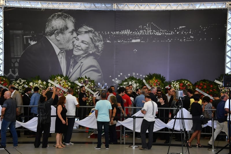 Populares aguardam para se despedir da ex-primeira dama