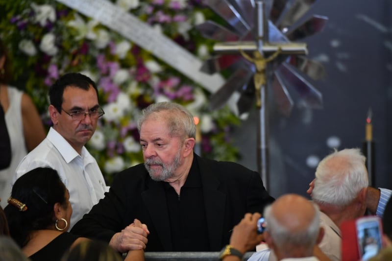 O ex-presidente Lula recebeu o apoio de amigos na cerimônia em São Bernardo