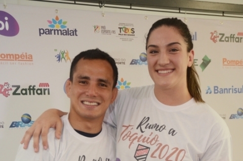 Felipe Kitadai e Mayra Aguiar na renovação de seus contratos com a Sogipa 