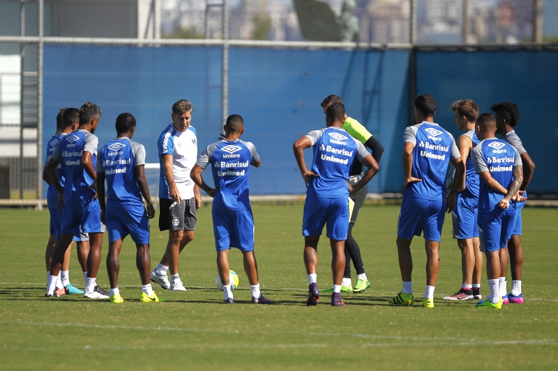 RS - FUTEBOL/TREINO GREMIO  - ESPORTES - Jogadores do Gremio realizam treino durante a tarde desta segunda-feira no Centro de Treinamentos Luiz Carvalho, na preparacao para o Campeonato Gaucho 2017. FOTO: LUCAS UEBEL/GREMIO FBPA