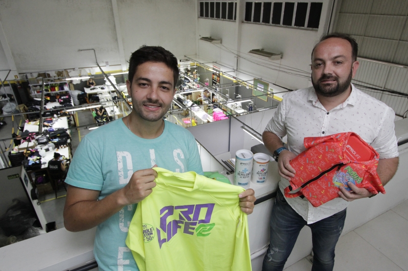 Os irm&atilde;os Jordano (esq.) e Rodrigo de Freitas produzem roupas que agem na preven&ccedil;&atilde;o &agrave;s doen&ccedil;as causadas pelo Aedes Aegypt e outros insetos 