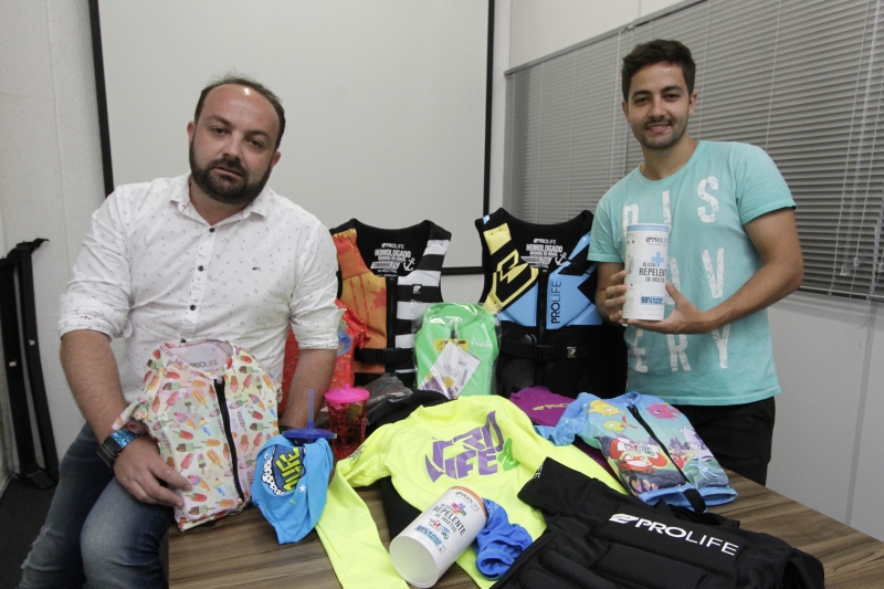 Rodrigo (&agrave; esq.) e Jordano de Freitas come&ccedil;aram com acess&oacute;rios n&aacute;uticos Foto: MARCO QUINTANA/JC