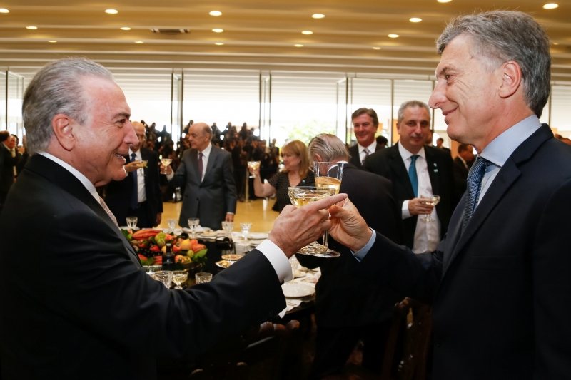 Temer e Macri brindam em almoço oferecido pelo presidente brasileiro